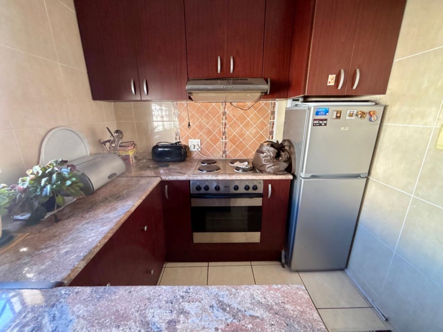 2 Bedroom Property for Sale in Goodwood Central Western Cape